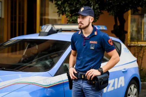 Bergamo, arrestato 19enne per maltrattamenti in famiglia e minacce agli studenti