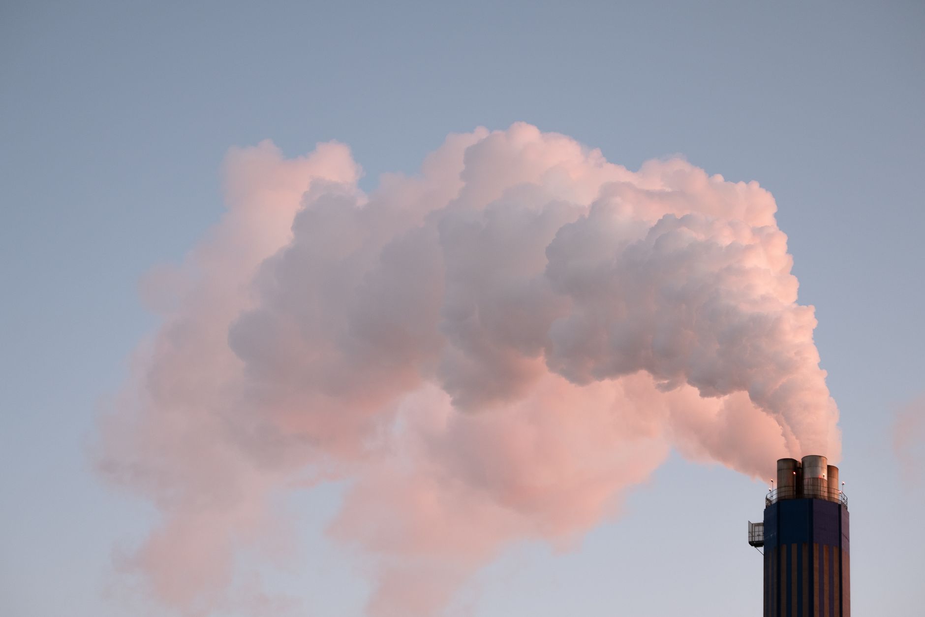 Lombardia, ozono oltre soglia: picco a Ferno con 225 µg/m3