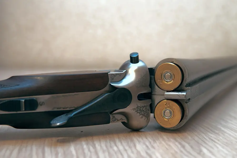 Controlli nelle strutture ricettive, pistola clandestina nascosta tra flaconi: due arresti a Bergamo